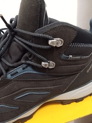 Botas Quechua impermeables negras y grises