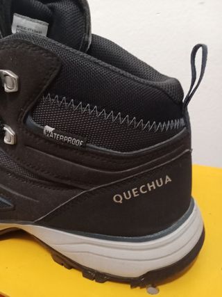 Botas Quechua impermeables negras y grises