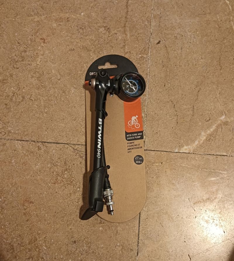 Pompa sospensione MTB Btwin 940 21 bar usate per 20 EUR su