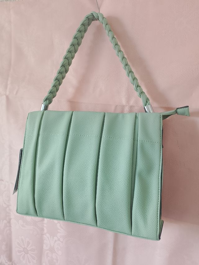 Bolso verde con asa trenzada