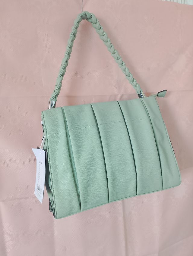 Bolso verde con asa trenzada