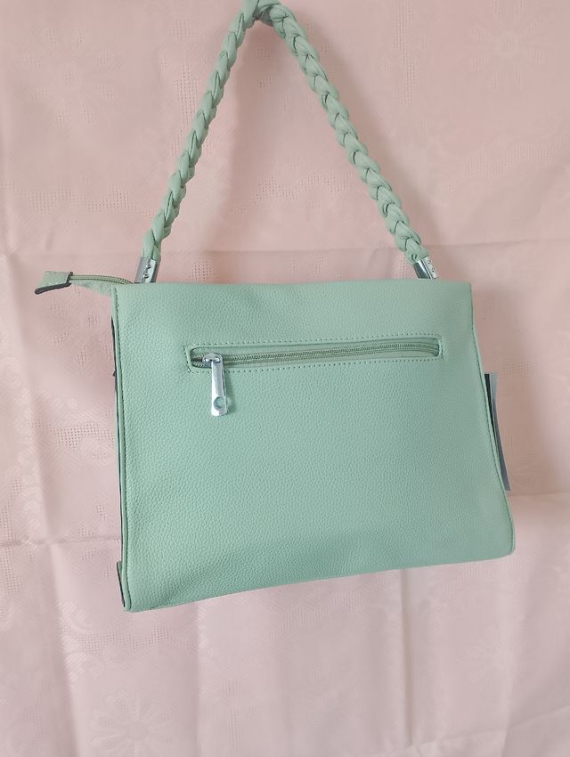 Bolso verde con asa trenzada