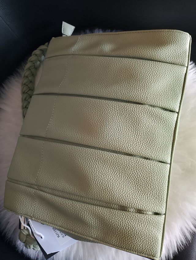 Bolso verde con asa trenzada