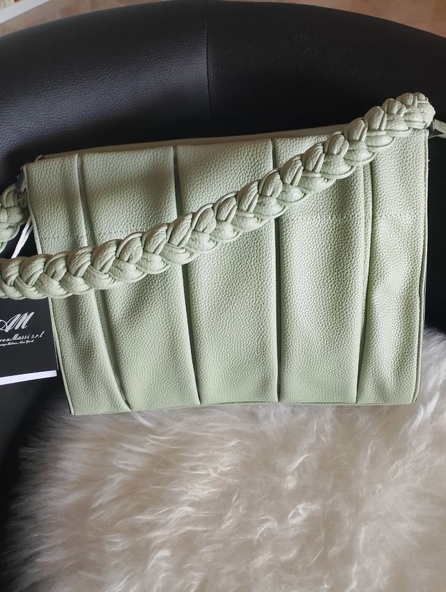 Bolso verde con asa trenzada