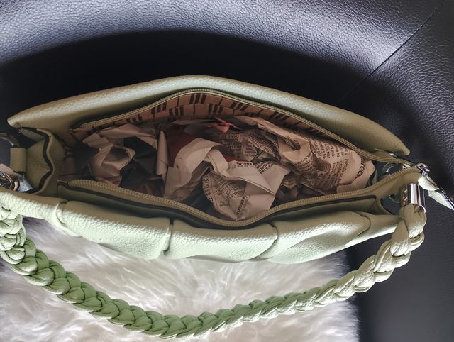 Bolso verde con asa trenzada