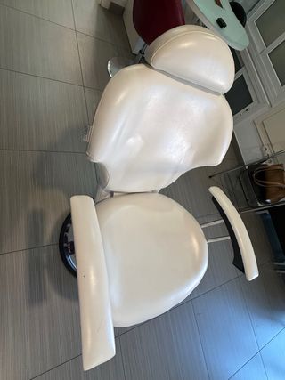 Silla de peluquería de cuero blanca