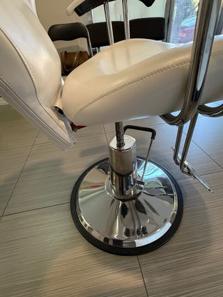 Silla de peluquería de cuero blanca
