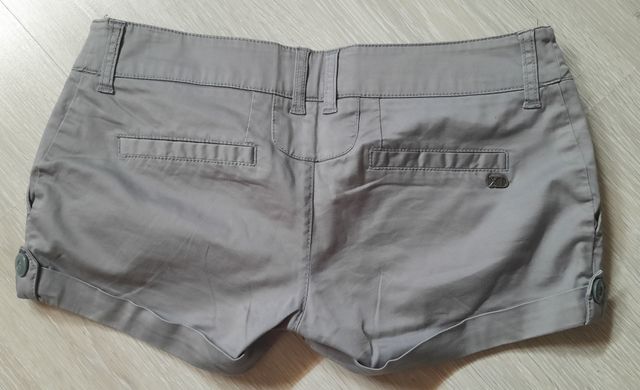 Pantalón corto gris elegante chica