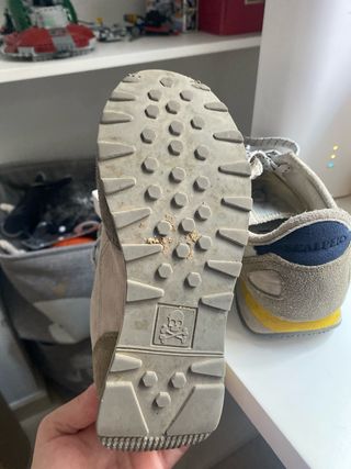 Zapatillas deportivas niño beige y gris