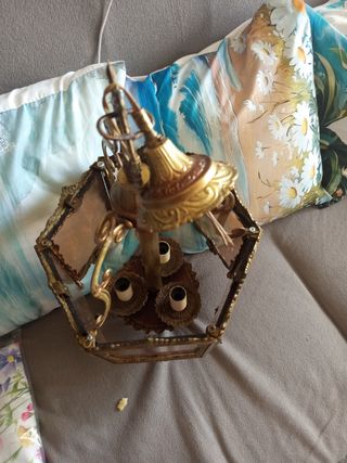 Lámpara de salón dorada y de cristal