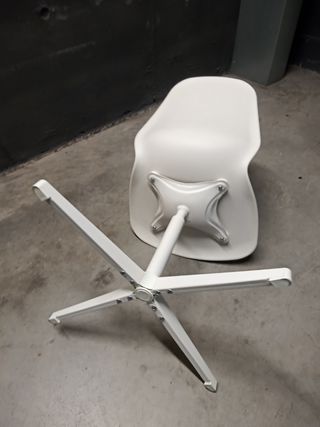 Silla de oficina giratoria blanca