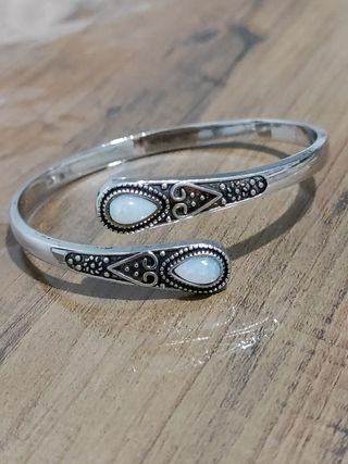 Bracciale rigido con opale