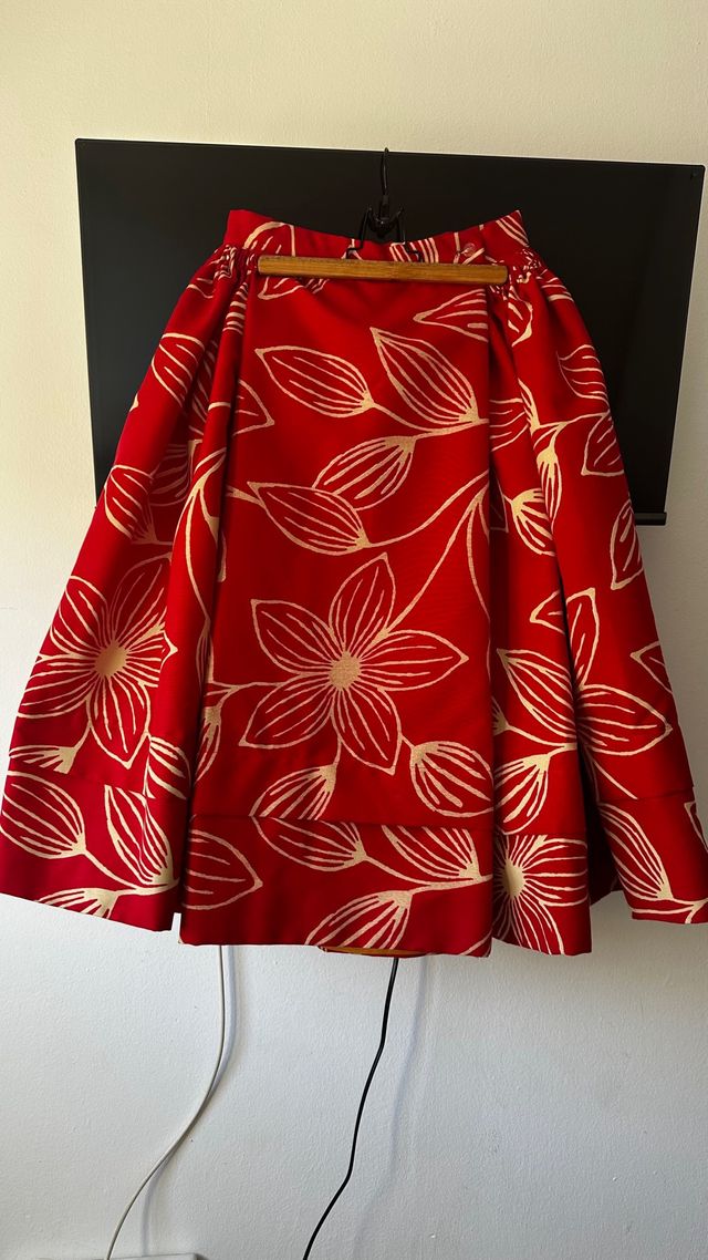 Falda Baturra roja bien armada y estampado floral