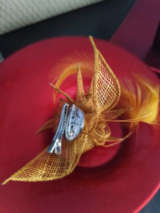Tocado dorado invitada plumas