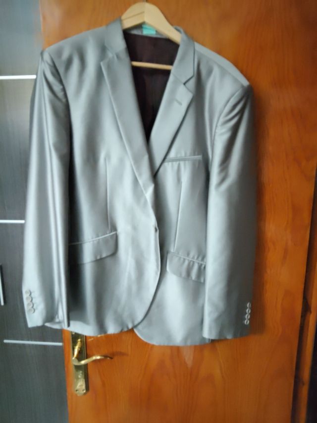 Traje de hombre plateado