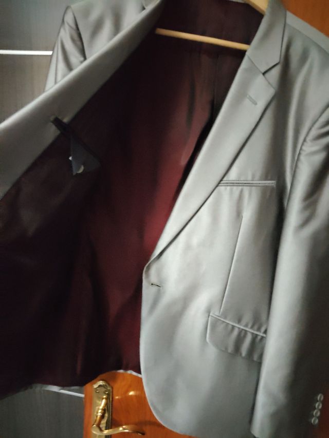 Traje de hombre plateado