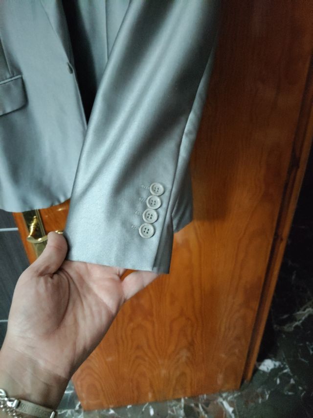 Traje de hombre plateado