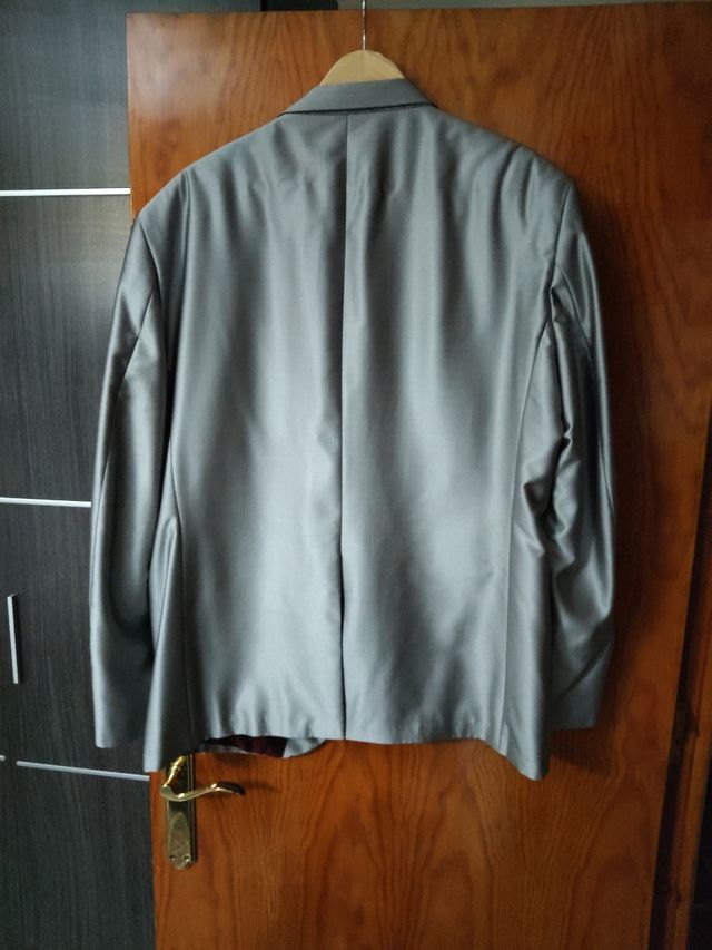 Traje de hombre plateado