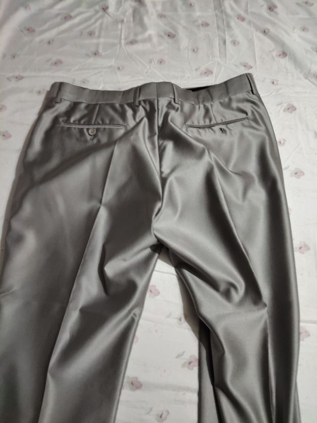 Traje de hombre plateado