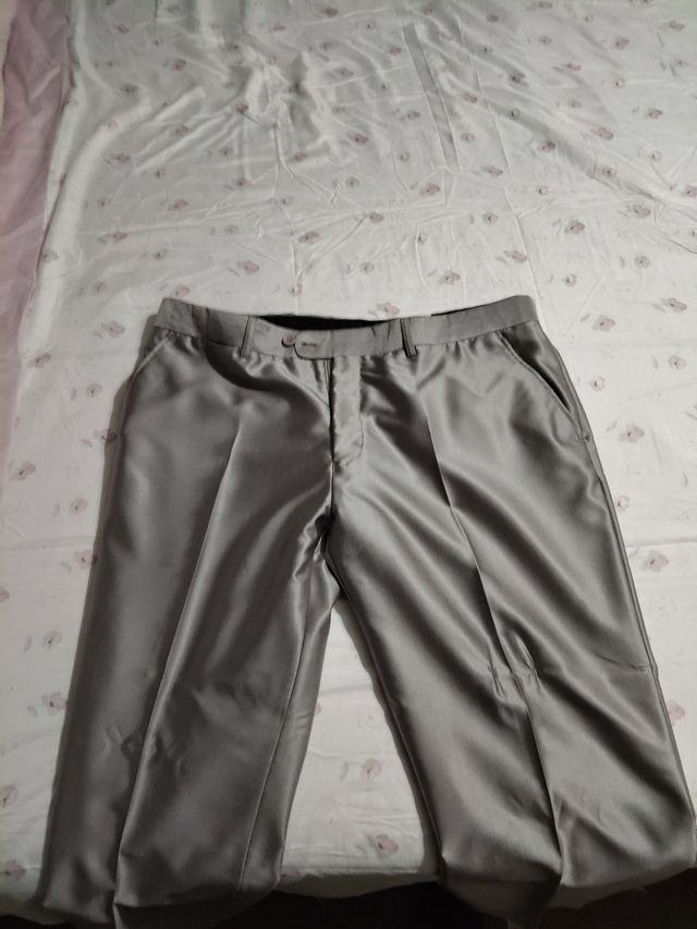 Traje de hombre plateado