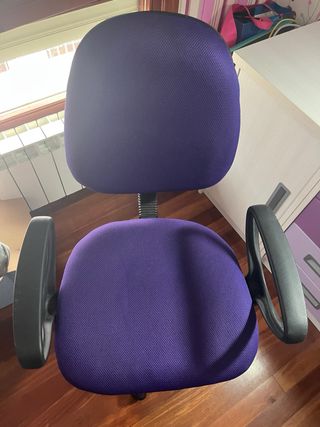 Silla de escritorio morada y negra
