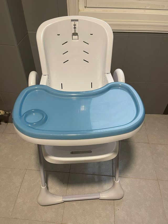 Trona de bebé azul y blanca