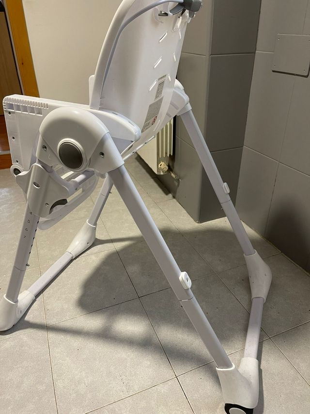 Trona de bebé azul y blanca