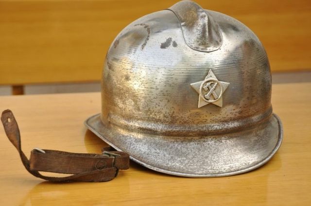 Antiguo casco de bombero años 20-30