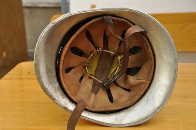 Antiguo casco de bombero años 20-30