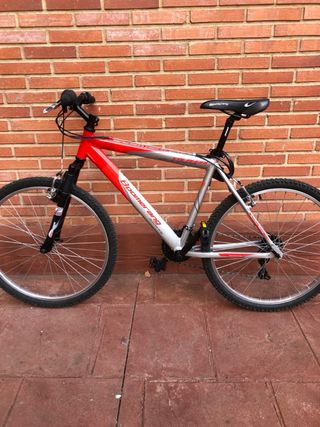 Bicicleta de montaña Boomerang roja y plateada