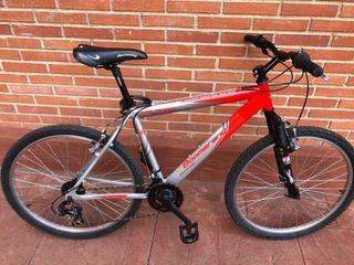 Bicicleta de montaña Boomerang roja y plateada
