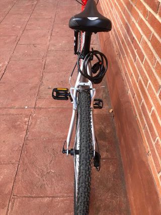 Bicicleta de montaña Boomerang roja y plateada