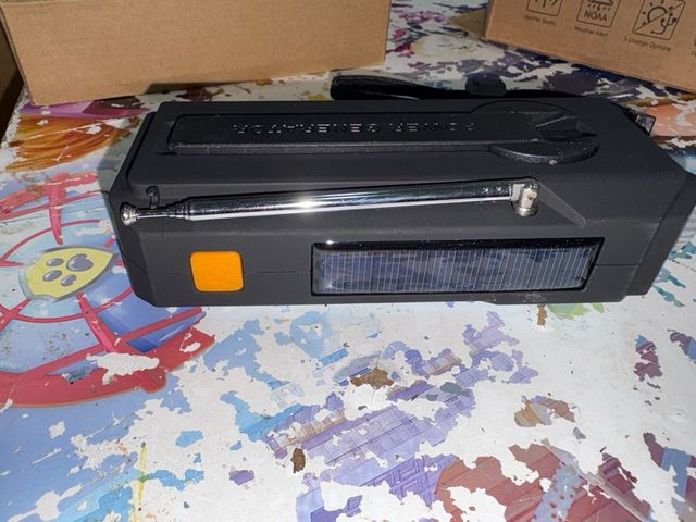 Radio solar  de emergencia y batería