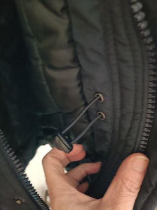 Parka acolchada con capucha y pelo