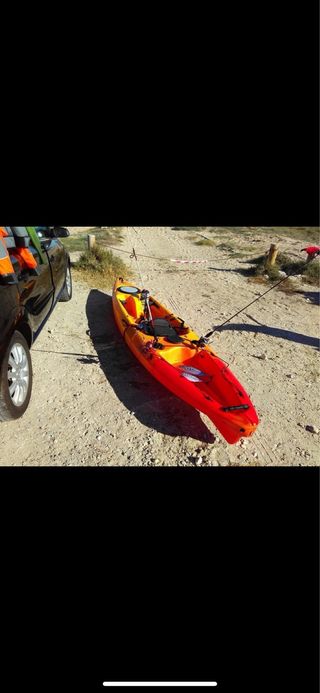 Kayak naranja y rojo