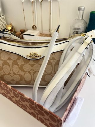 Bolso Coach Beige y Marrón con accesorio