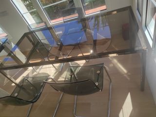 Mesa de cristal con 4 sillas a juego metálicas  