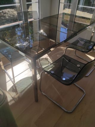 Mesa de cristal con 4 sillas a juego metálicas  