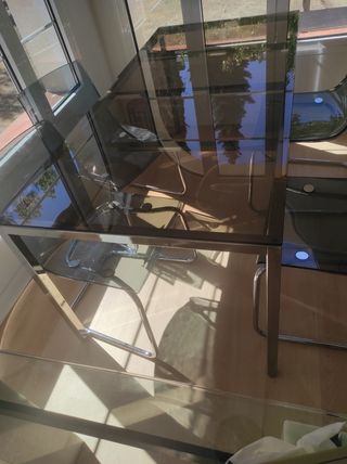 Mesa de cristal con 4 sillas a juego metálicas  