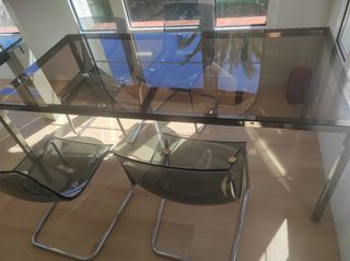 Mesa de cristal con 4 sillas a juego metálicas  
