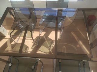 Mesa de cristal con 4 sillas a juego metálicas  