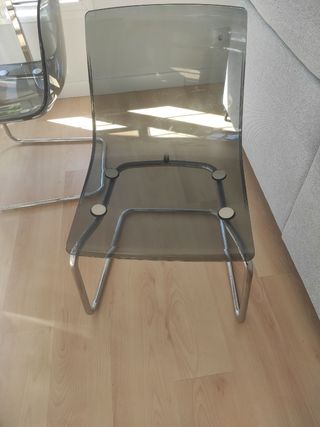 Mesa de cristal con 4 sillas a juego metálicas  