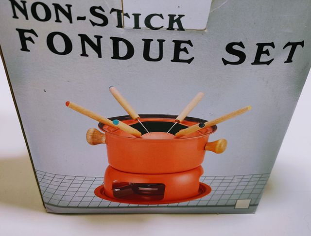 Set fondue negro con tenedores y accesorios