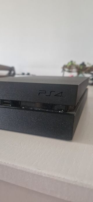PS4 (PlayStation 4) Negra con FIFA 23