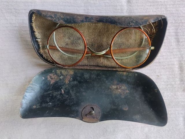 Antiguas gafas con funda Tercer Reich