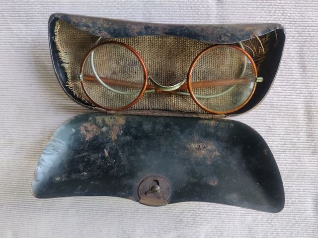 Antiguas gafas con funda Tercer Reich
