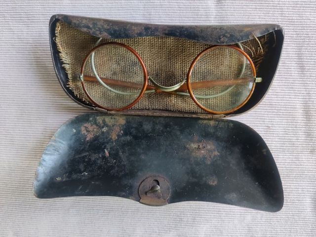 Antiguas gafas con funda Tercer Reich