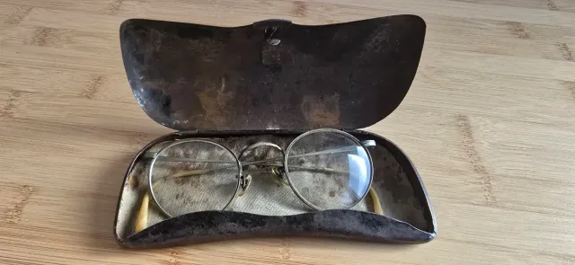 Antiguas gafas con funda Tercer Reich