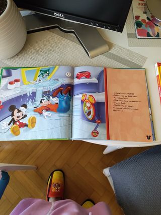 Mira por donde saltas -los tres cerditos.