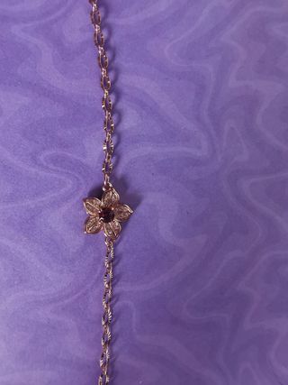 Pulsera flor con granate.
